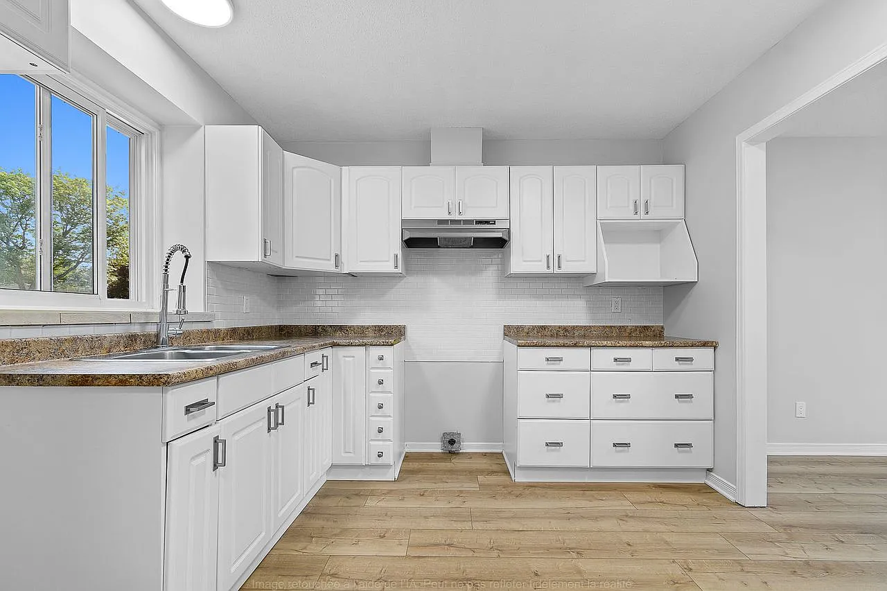 176 Barrow Crescent — Photo 3