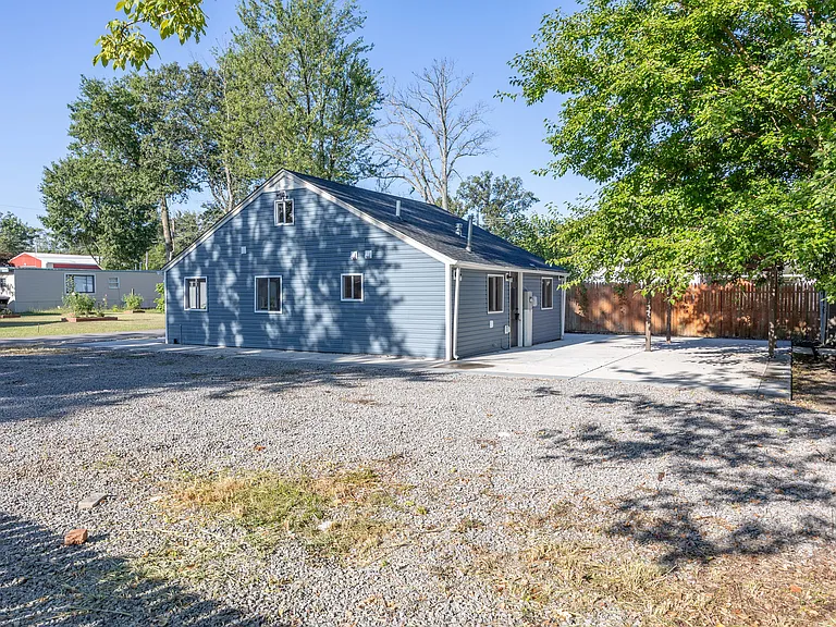 225 Bentz Ave — Photo 8