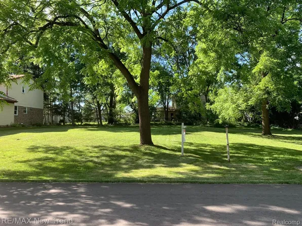 5466 Sunny Crest Dr, West Bloomfield, MI 48323