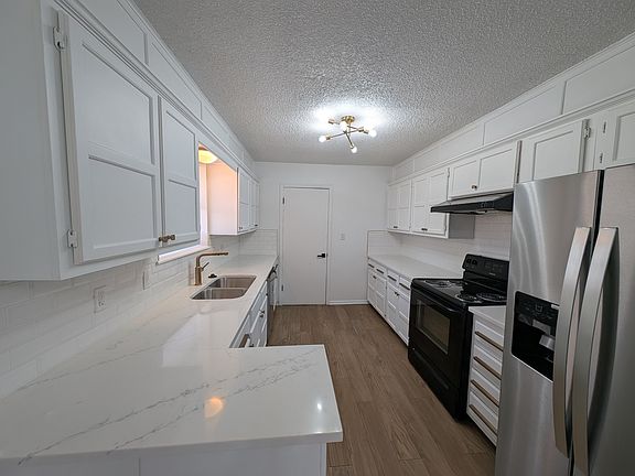 4th image of 110 E 9th St S