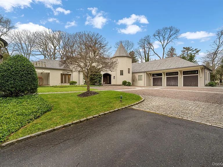 121 Piping Rock Rd — Photo 1