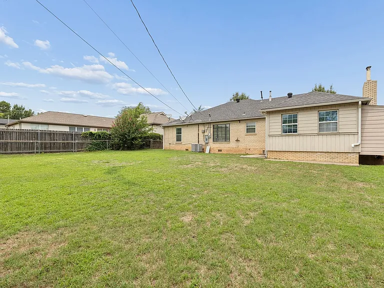 1108 Larchmont Ln — Photo 44