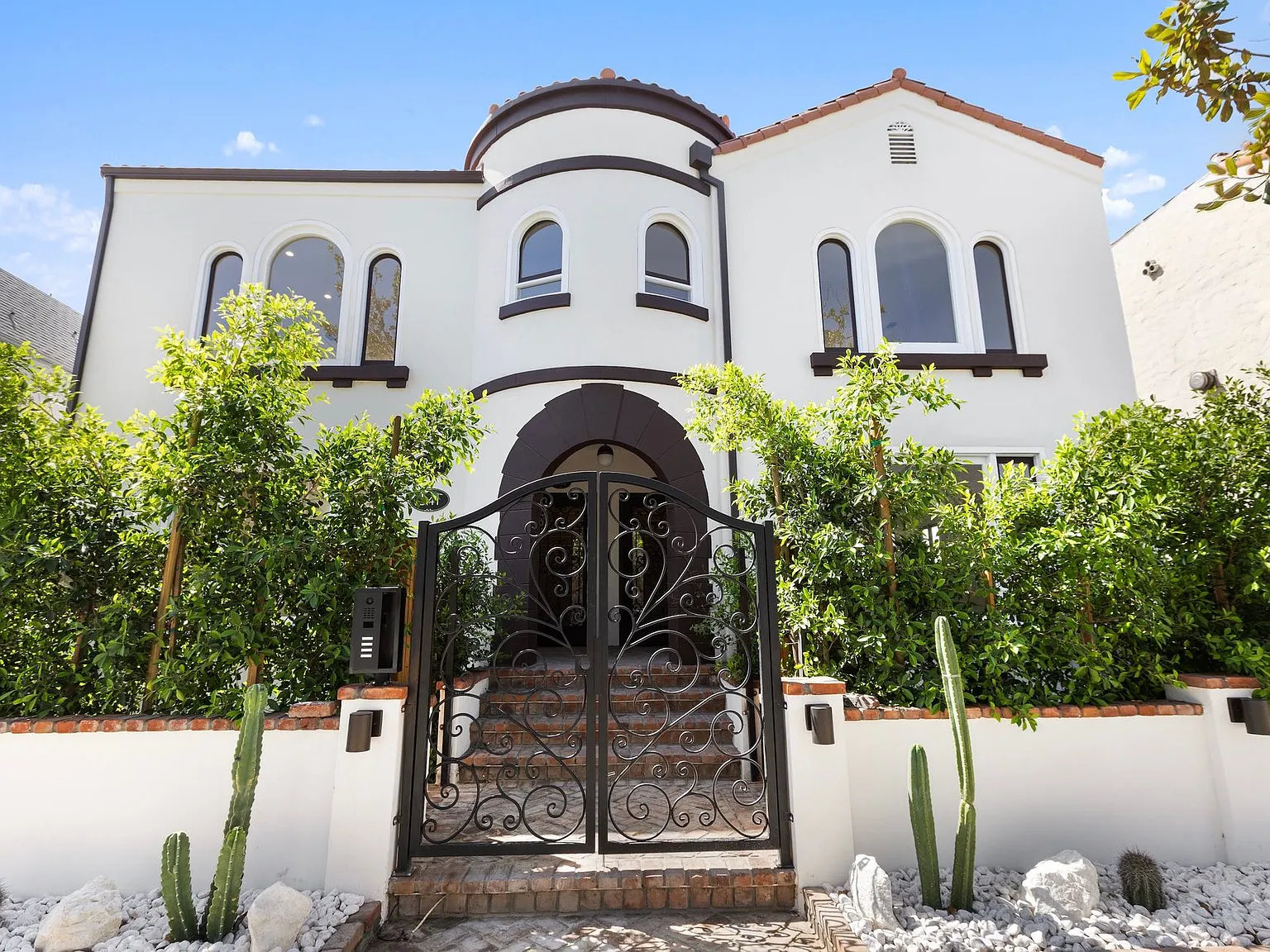 3 Bed / 2 1/2 Bath Luxury Apartments - Just steps from The Grove! — Photo 1