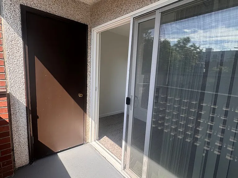 Spacious 1 Bedroom Apartment Homes — Photo 19