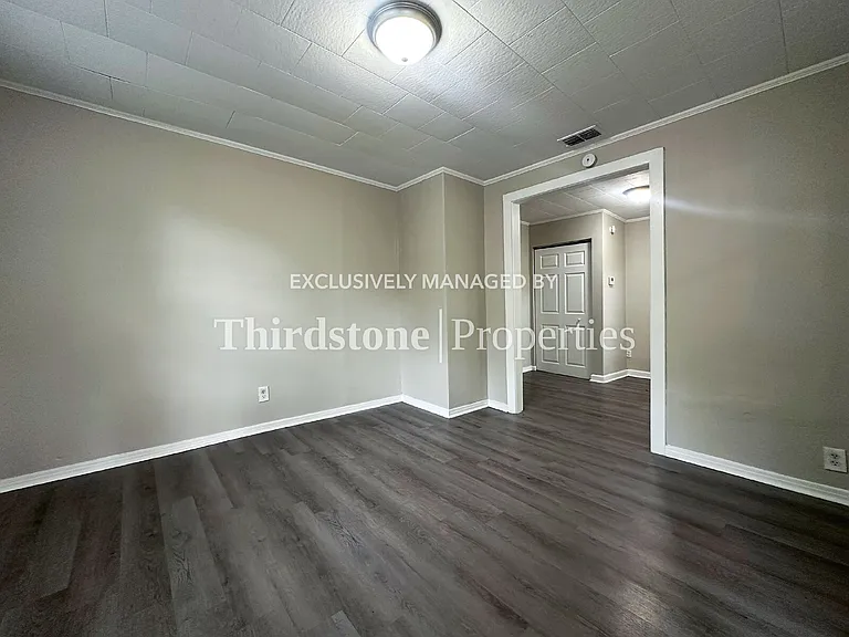 2913 W 2nd St — Photo 4