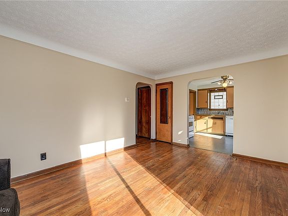 5th image of 2808 Portman Ave