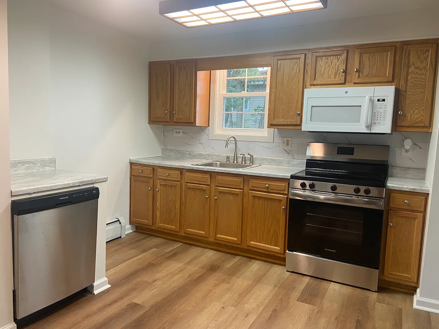 6 bed, 1850 sqft, $2,850 — Photo 3