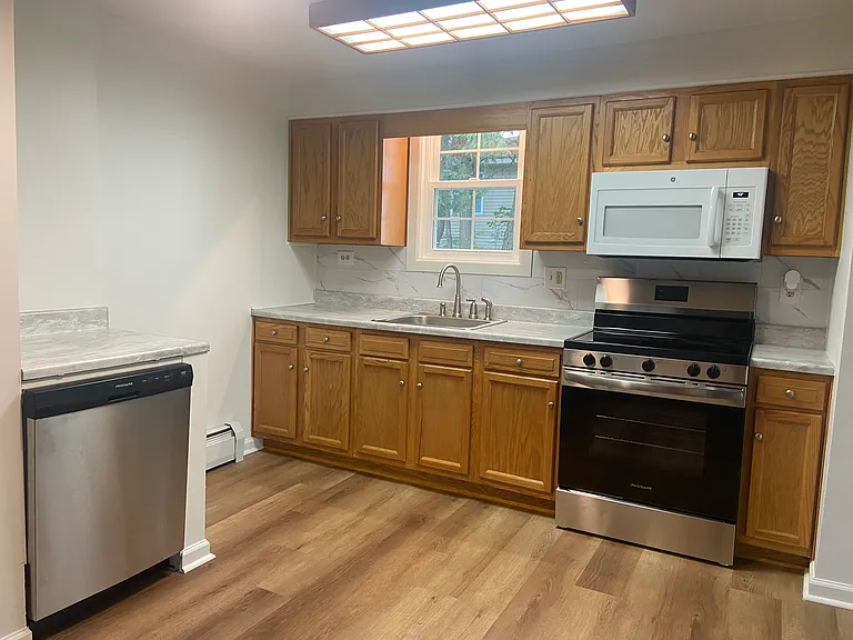 365 Greenview Dr — Photo 4