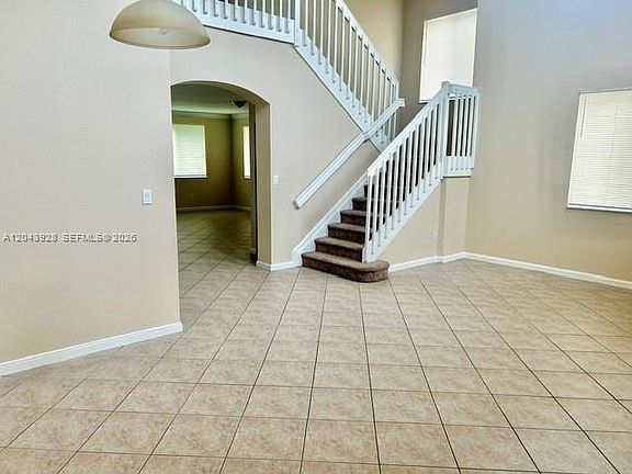 3rd image of 946 NW 206th St
