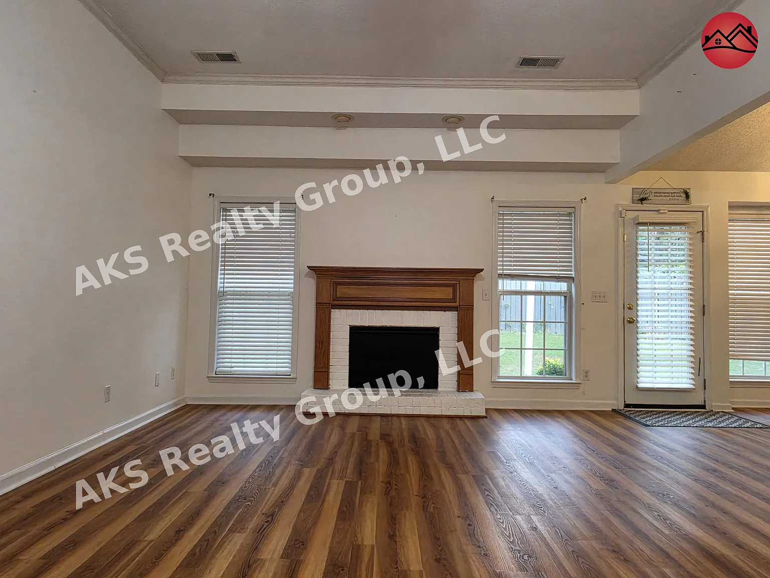 4 bed, 1893 sqft, $2,395 — Photo 2