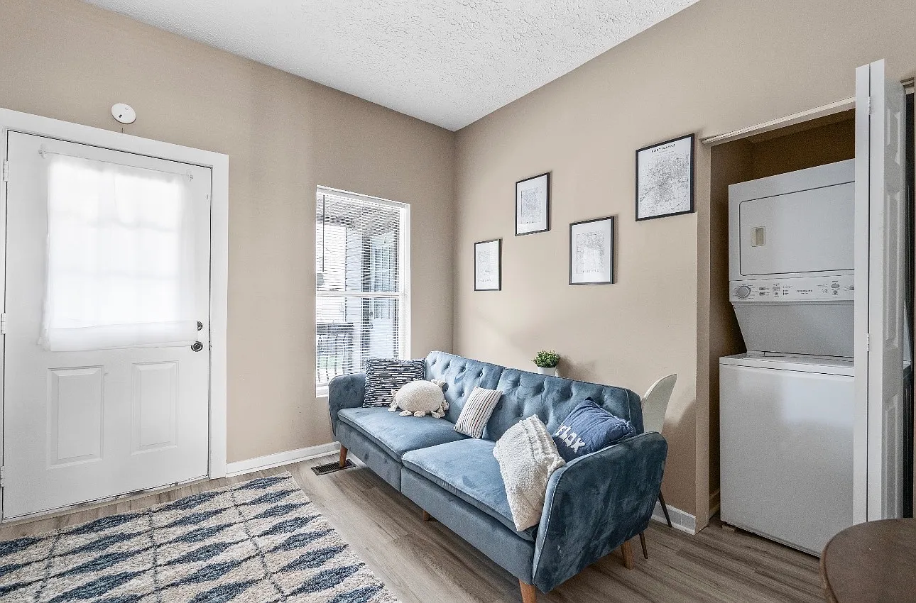 2415 Broadway St - Unit B — Photo 3