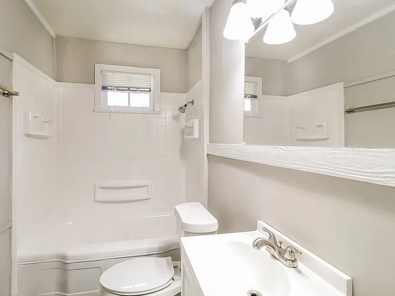 719233_029_bathroom_13628475.jpg