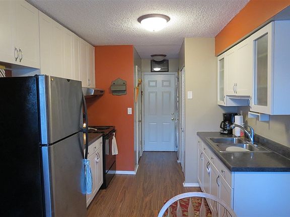 3rd image of 3301 Hanover Dr