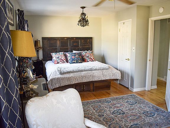Large master w/sitting area