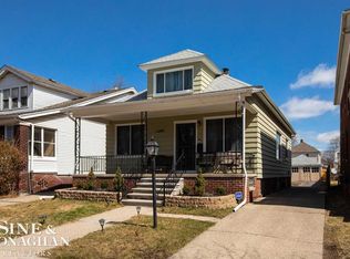 1342 Lakepointe St, Grosse Pointe Park, MI 48230