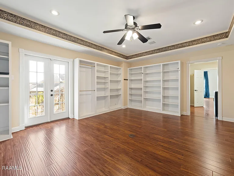 300 Oak Hollow Dr — Photo 37