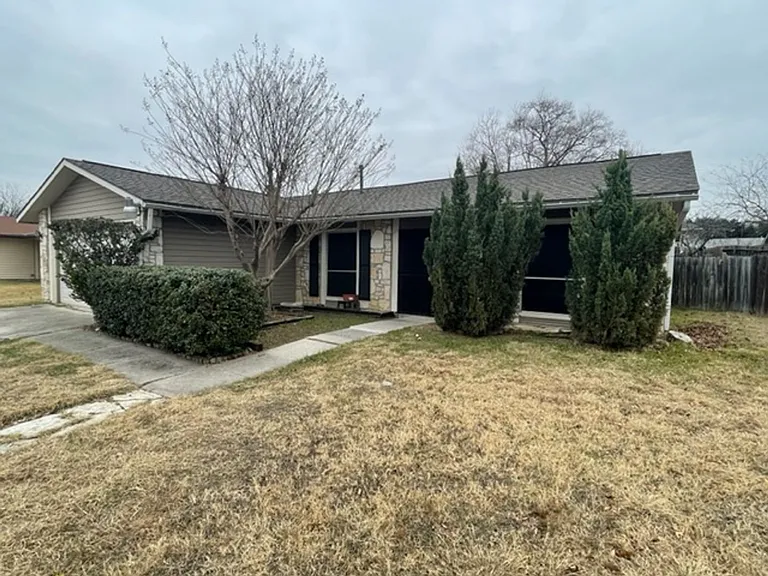 838 Saddlebrook Dr — Photo 1