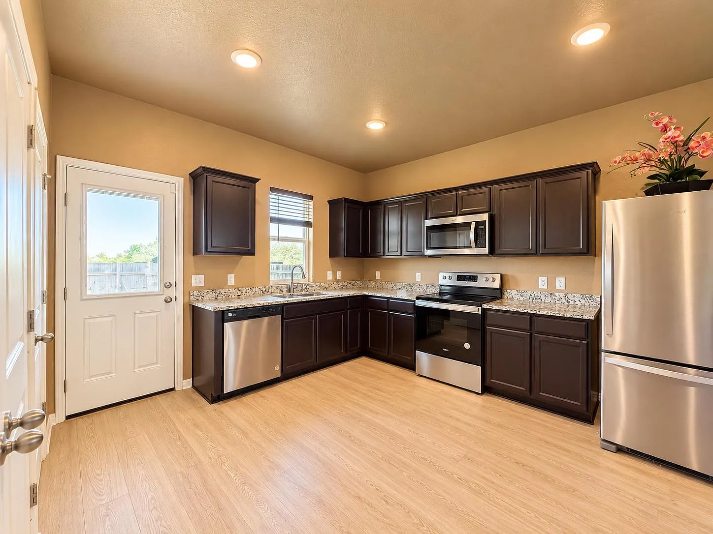 3 bed, 2.0 bath, 1200 sqft, $1,995 — Photo 4