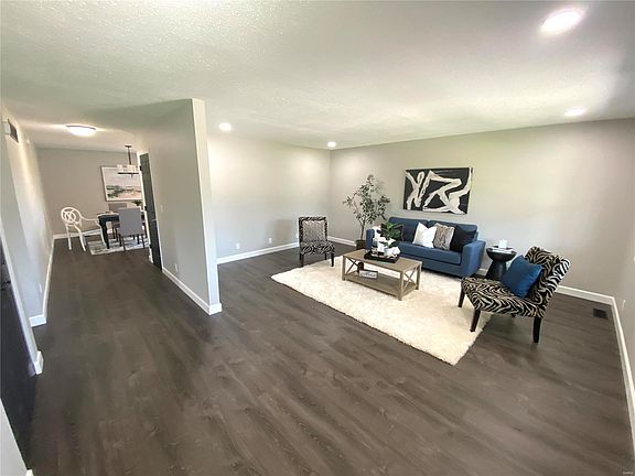 3rd image of 200 W Moro Dr