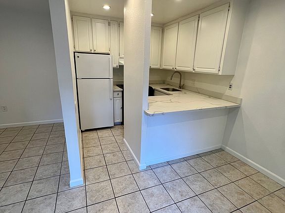 3rd image of 873 Woodside Ln E Unit 8