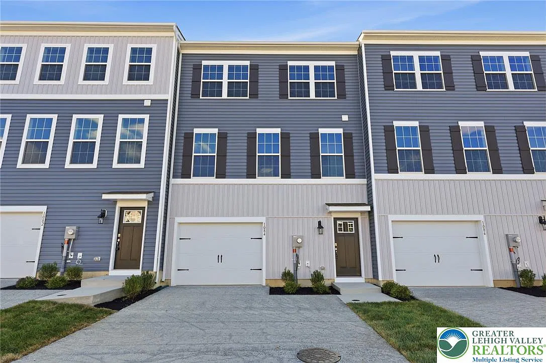 3 bed, 2.5 bath, 2208 sqft, $3,100 — Photo 1