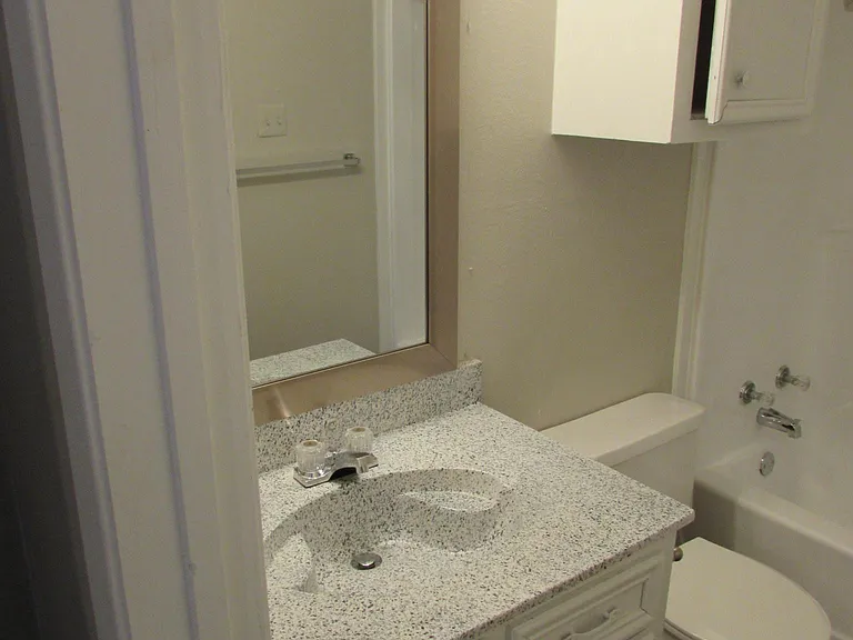 Kenwood Heights Apartments — Photo 11
