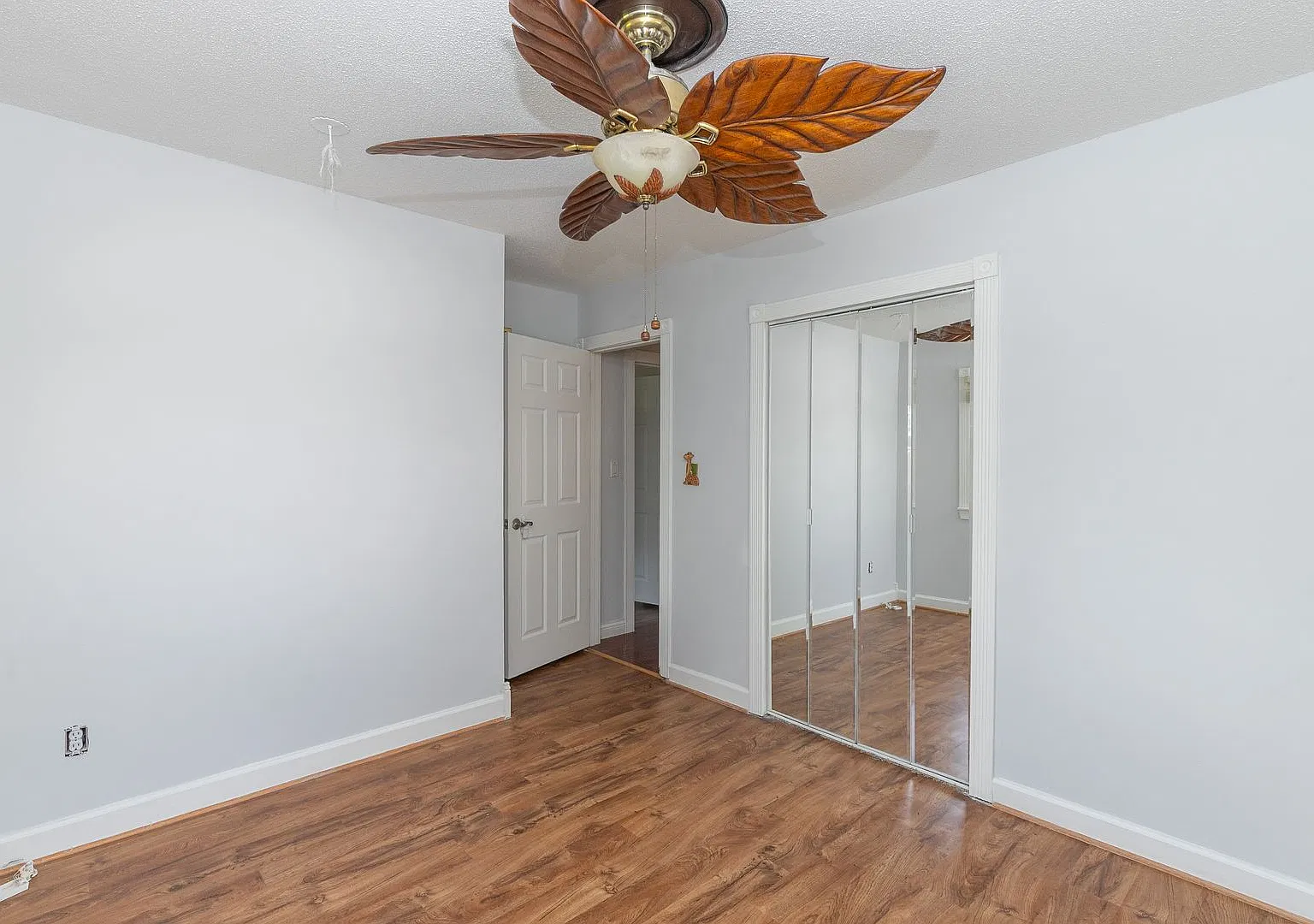 Corner lot close to shopping, easy highway access to 70 & 470 hwys Rent $2,000.00 | Required Fees... — Photo 4