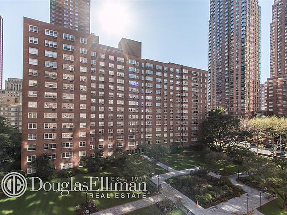 2nd image of 30 W 60th St APT 6D