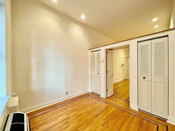 4th image of 531 W 45th St APT 1B