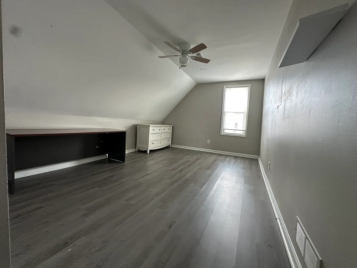 Building Photo - 2433 Pulaski St #2