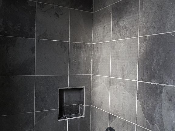 2nd floor shower/tub