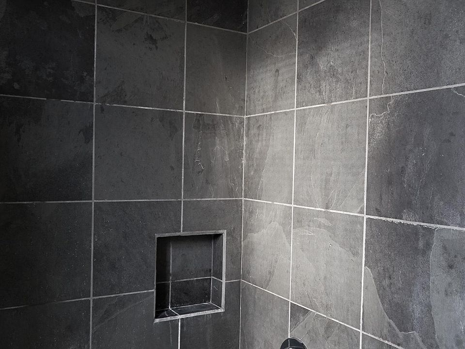 2nd floor shower/tub