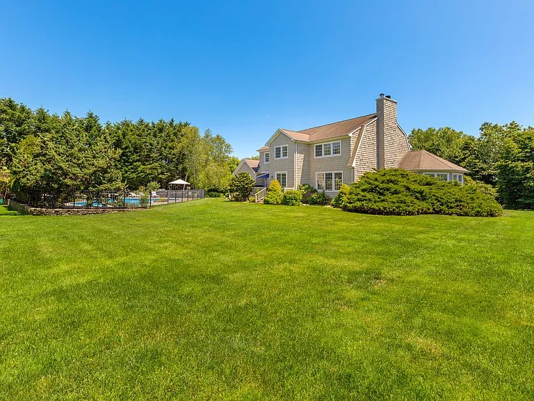 105 Mill Creek Close — Photo 2