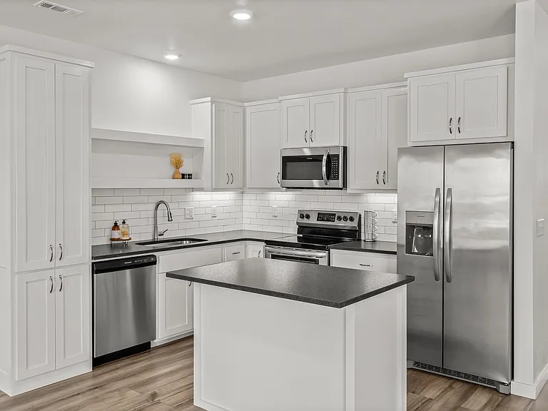 547 W Pickens Rd — Photo 5
