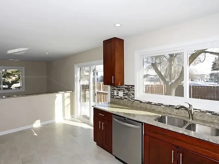 1939 Woodside Ln — Photo 3