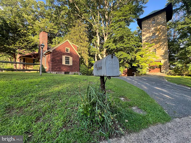 51 Elfman Dr — Photo 2