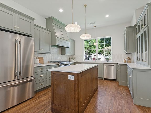 5th image of 304 S Weatherred Dr