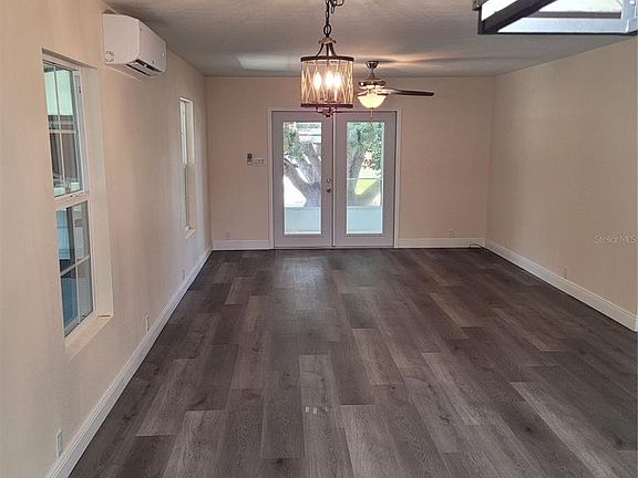 3rd image of 2325 Darby Ln