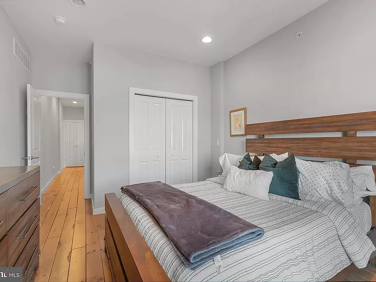 1843 E Oakdale St — Photo 10