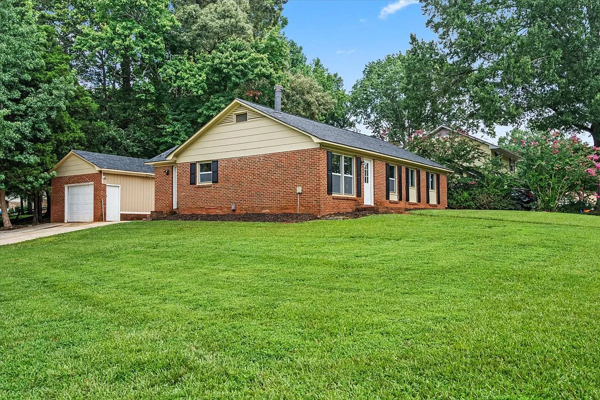 3 bed, 1227 sqft, $2,095 — Photo 4
