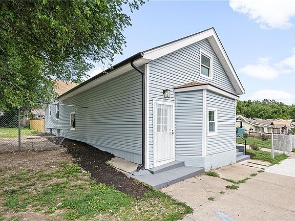 2nd image of 2622 E 9th St