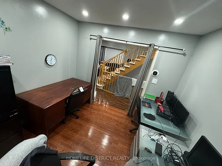 1100 Ashgrove Cres — Photo 13