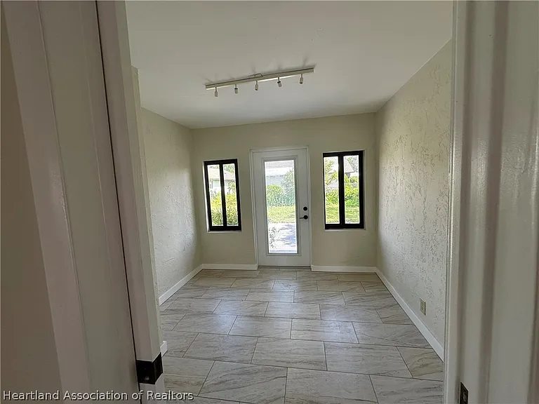 4016 Thompson Ave — Photo 10