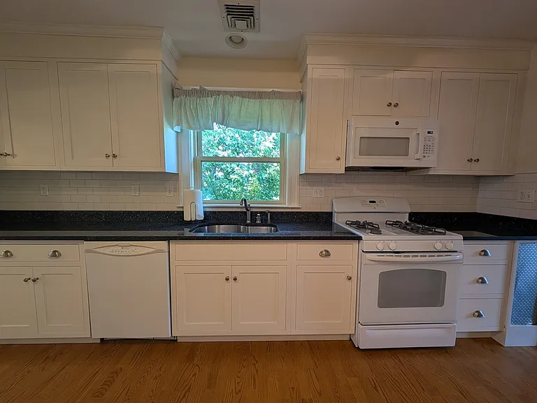 184 Parmenter Rd #2 — Photo 8