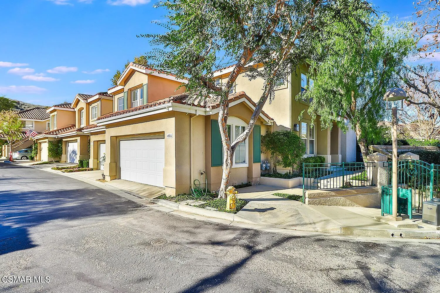3 bed, 3.0 bath, 1672 sqft, $3,700 — Photo 2