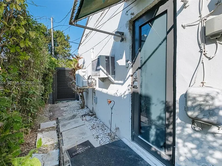 2520 SW 20th St #1 — Photo 9