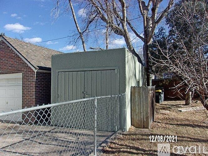Detached garage