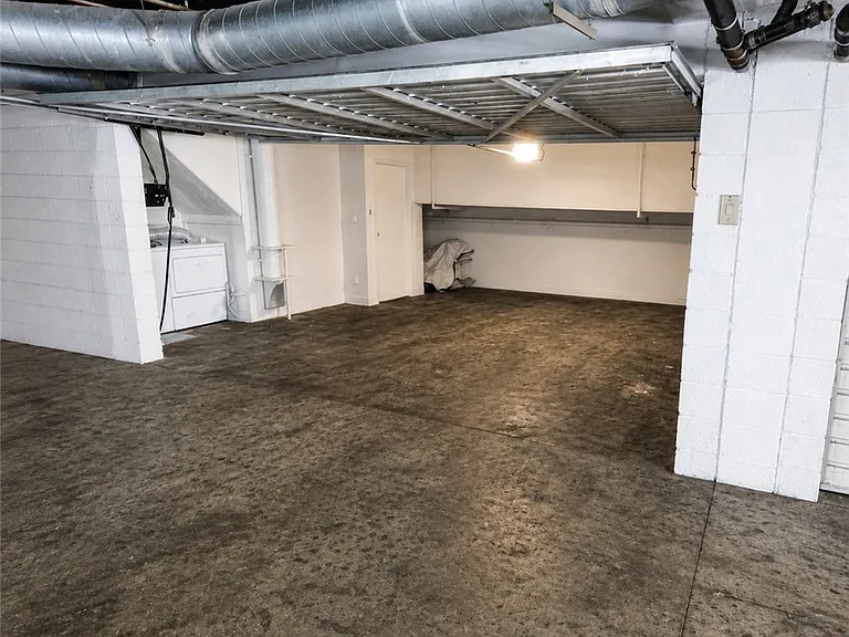 7900 Woodman Ave #105 — Photo 32