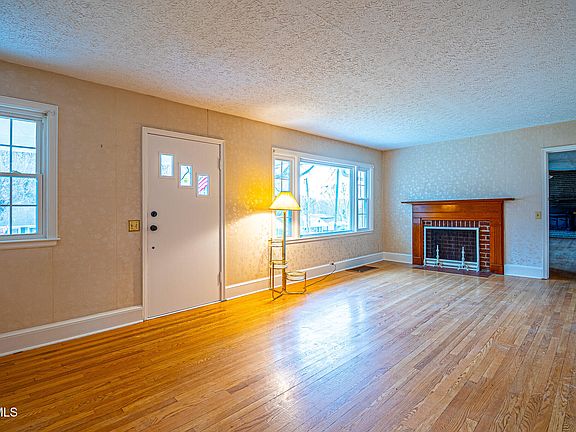 3rd image of 315 Walker St