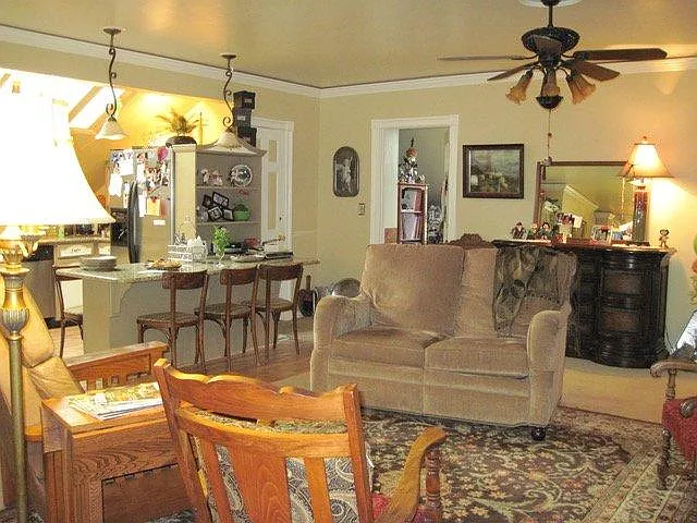 3 bed, 2100 sqft, $2,100 — Photo 3